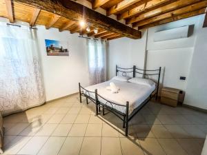 ein Schlafzimmer mit einem Bett in einem Zimmer in der Unterkunft House Brennero 29 in Carpi
