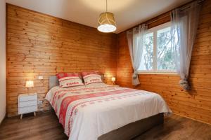 Postel nebo postele na pokoji v ubytování Grand Gîte Saint-Lary centre pour 15 pers. pouvant accueillir jusqu’à 17 pers. + 12 fotografií