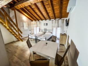 ein Esszimmer mit einem Tisch und Stühlen in der Unterkunft House Brennero 29 in Carpi