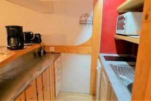 O bucătărie sau chicinetă la Résidence Varet - Studio pour 4 personnes à Arc 2000 avec vue sur la montagne et la station MAE-1024