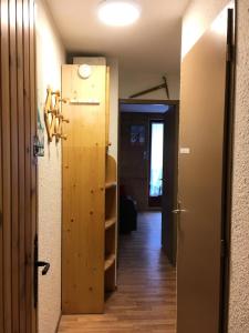 a hallway with a door to a room with a hallway at Résidence Betelgeuse - 2 Pièces pour 4 Personnes 414 in Valloire