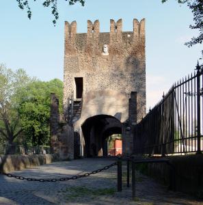 un antico castello con cancello e recinto di Holiday Home Roma a Roma