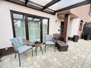 een patio met stoelen en een tafel bij Apartment „Amalia“ in Ergersheim