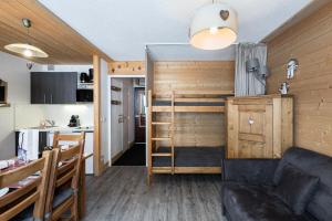 ein Wohnzimmer und eine Küche in einem winzigen Haus in der Unterkunft Résidence Roc De Peclet 2 - Studio pour 4 Personnes 414 in Val Thorens