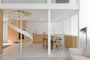 eine Küche und ein Esszimmer mit Wendeltreppe in der Unterkunft Rothschild 69 in Tel Aviv