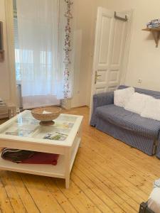 een woonkamer met een bank en een salontafel bij Malvin Apartman in Boedapest