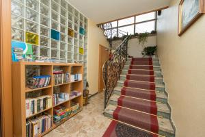 eine Treppe in einem Haus mit Bücherregalen in der Unterkunft Appartements Haus Sonnenschein in Zell am See