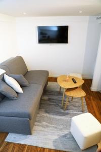 een woonkamer met een bank en een tafel bij Eiffel Tour - Cosy Manéo in Parijs