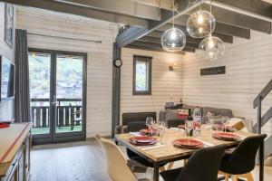 een eetkamer met een tafel en stoelen bij Résidence Le Coeur Du Mont Blanc - 3 Pièces pour 6 Personnes 164 in Saint-Gervais-les-Bains