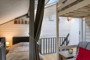 een kleine slaapkamer met een bed en een trap bij Résidence Le Coeur Du Mont Blanc - 3 Pièces pour 6 Personnes 164 in Saint-Gervais-les-Bains