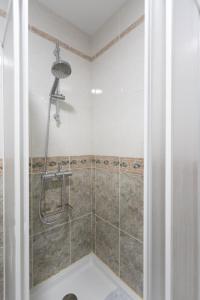 a bathroom with a shower with a tub at Cantinho a Sul II - Costa Nova in Gafanha da Encarnação