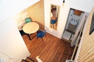 een uitzicht op een tafel en stoelen in een kamer bij Eiffel Tour - Cosy Manéo in Parijs +6 foto's