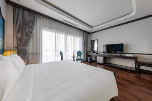 Postel nebo postele na pokoji v ubytování Sapa Soleil Hotel