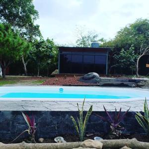 una gran piscina en un patio con un edificio en cabaña las chachalacas,hermoso espacio natural en Colima
