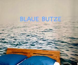 deux oreillers bleus assis sur un bateau dans l'eau dans l'établissement Blaue Butze, à Kronshagen
