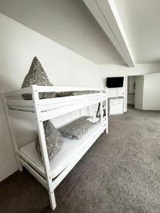 1 Schlafzimmer mit 2 Etagenbetten in einem Zimmer in der Unterkunft Haus Gitta II in Luckenwalde