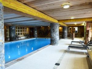basen w domu z drewnianym sufitem w obiekcie Résidence Roselend - Charmant appartement de 3 pièces situé dans une résidence au village du Chantel, proche des pistes et avec piscine. MAE-2474 w mieście Arc 1800