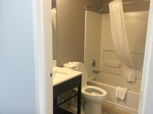 Koupelna v ubytování Motel 6-McAllen, TX - East