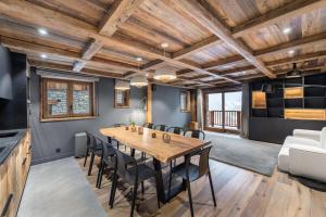 una sala da pranzo con tavolo e sedie in legno di Chalet UltreÏa - Un chalet d'exception 6 chambres pour 14 personnes 300m² St Martin de Belleville MAE-6024 a Saint-Martin-de-Belleville Altre 12 foto