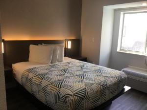 Postel nebo postele na pokoji v ubytování Motel 6-McAllen, TX - East