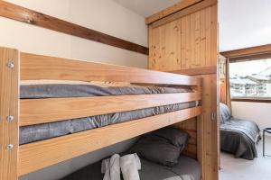 1 dormitorio con 2 literas en una habitación en Résidence La Reine Blanche - Studio pour 4 Personnes 244, en Val Thorens