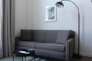 ein Wohnzimmer mit einem Sofa und einer Lampe in der Unterkunft Mint House Birmingham - Downtown in Birmingham