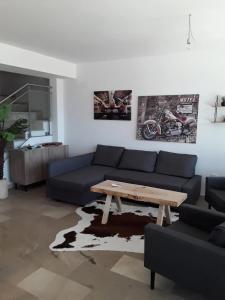 a living room with a blue couch and a wooden table at Peñiscola - Casa Mirador mit Gemeinschaftspool in Castellón de la Plana