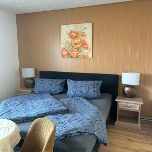 PruchtenにあるFerienpark Buntspecht Apartment 1のベッドルーム1室(ベッド1台付)、2泊分のスタンド(ランプ付)