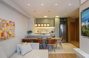 uma cozinha e sala de estar com mesa e cadeiras em Studio 403 no Vita Boulevard em Gramado