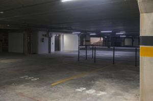 um parque de estacionamento vazio numa garagem em Studio 403 no Vita Boulevard em Gramado
