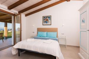 um quarto com uma cama grande num quarto em PARADAISE SUITES SEA VIEW SARDINIA, Bedda Ista em Castelsardo