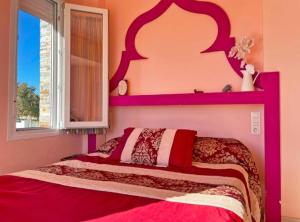 プエルト・レアルにあるVilla Nostraのベッドと窓のある寝室 +23枚の写真