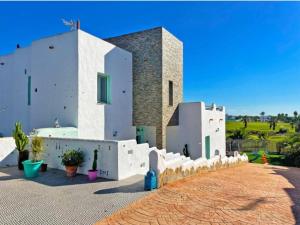 プエルト・レアルにあるVilla Nostraの白い大きな建物