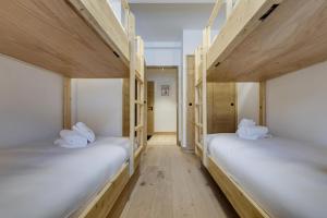 Cette chambre comprend 2 lits superposés et du parquet. dans l'établissement Résidence Les Alpages - Pièces 884, à La Rosière