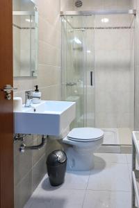 ein Bad mit einem WC, einem Waschbecken und einer Dusche in der Unterkunft Apartamentos Costas de Bueu B in Bueu