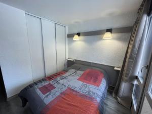 Tempat tidur dalam kamar di Résidence Digitale - 2 Pièces pour 4 Personnes 024