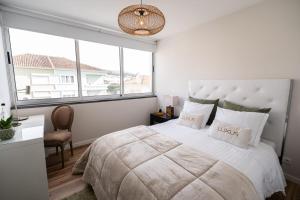 英雄港的住宿－Luxus Charming Apt，白色的卧室设有一张大床和一个窗户