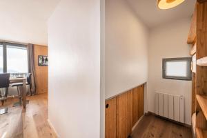 um quarto vazio com uma mesa e uma janela em Résidence OrsiÈre - 2 Pièces pour 4 Personnes 074 em Val Thorens
