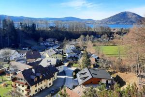 an aerial view of a town with a lake and mountains at Ferienwohnung in Weyregg am Attersee in Weyregg