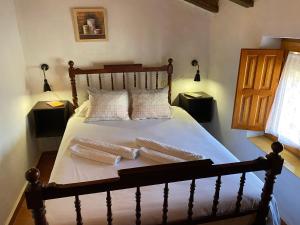 een slaapkamer met een bed met twee handdoeken erop bij Casa Rural AGAPITOS 2 in Torre-Pacheco