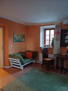 ein Wohnzimmer mit einer Couch und einem Tisch in der Unterkunft Pension Hayna Zi. 1 und Zi. 2 in Schkeuditz + 4 Fotos