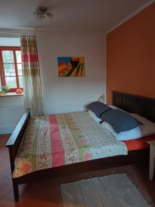 ein Schlafzimmer mit einem Bett und einem Gemälde an der Wand in der Unterkunft Pension Hayna Zi. 1 und Zi. 2 in Schkeuditz