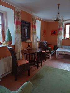 Ein Sitzbereich in der Unterkunft Pension Hayna Zi. 1 und Zi. 2