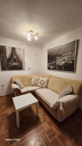 uma sala de estar com um sofá e uma mesa em Apartment Hanna em Koper