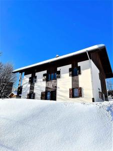 stos śniegu przed budynkiem w obiekcie Chalet Les Airelles - APPARTEMENT DANS CHALET AVEC GARAGE MAE-9054 w mieście Villarembert