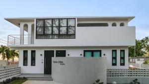 Balkon ili terasa u objektu Casa Loba Luxe Unit 2 with private pool and garden