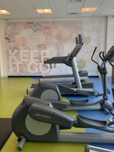 Fitness centrum a/nebo fitness zařízení v ubytování SpringHill Suites by Marriott Houston Baytown