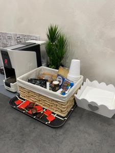 un vassoio con un cesto di prodotti alimentari e altri prodotti di La Marchesina House a Misterbianco
