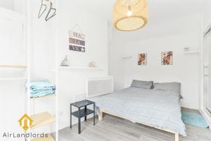 biała sypialnia z łóżkiem i lampką w obiekcie Fab 3bed 3bath Flat Kings Cross w Londynie