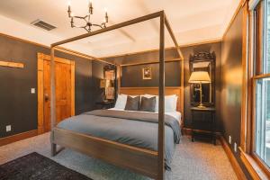 Кровать или кровати в номере The Matriarch Heritage House- Downtown Ashland